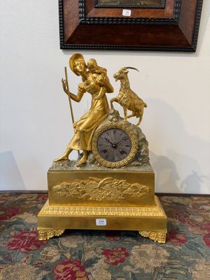 Pendule borne en bronze doré figurant une bergère et son enf…