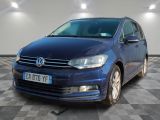 La VW Golf bleue est garée dans une pièce dont le sol est à carreaux.