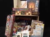 une présentation de livres et de jeux sur fond noir
