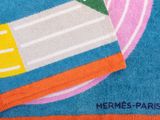 une serviette sur laquelle est représenté un crayon