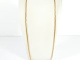 un collier à chaîne en or sur un mannequin mannequin mannequin mannequin mannequin mannequin mannequin mannequin mannequin mannequin