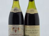 deux bouteilles de vin posées l'une à côté de l'autre sur une table