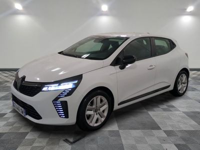 une voiture blanche est garée dans une pièce au sol à carreaux
