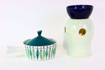 deux vases placés l'un à côté de l'autre sur une table