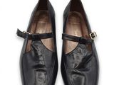 chaussures en cuir noir avec des boucles et une boucle dorée au talon