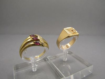 Deux bagues en or 18K 750/1000, poinçon tête d'aigle, l'une accidentée - Photo 1