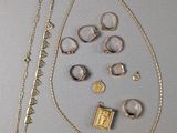 beaucoup de bijoux posés sur la table