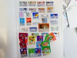 un réfrigérateur sur lequel sont collées plein de cartes postales
