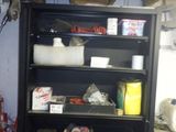 une bibliothèque noire remplie d'objets divers dans un garage