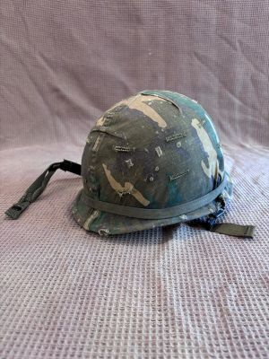 un casque posé sur un lit