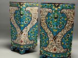 paire de vases bleus et blancs posés sur une table
