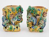 paire de vases en céramique ornés de motifs sur fond blanc