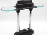 une table en verre avec un piètement noir et un plateau en verre