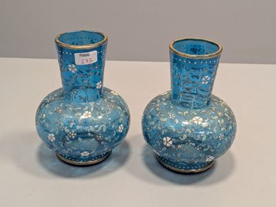 deux vases posés sur une table