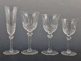 quatre verres à vin sont alignés sur une table