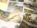 beaucoup de cartes postales posées sur une table