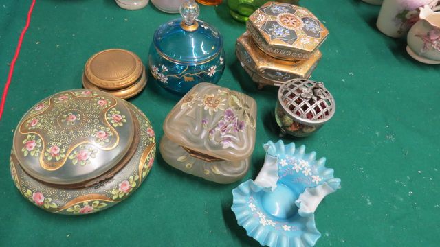 Trois bonbonnières en verres à décor émaillé, pot couvert en verr...
