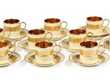 six tasses et soucoupes à bord doré sur fond blanc