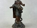 une statue représentant une femme debout sur un socle