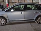une voiture argentée garée dans un garage