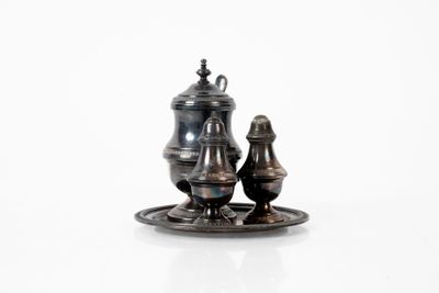 Nécessaire à condiments en argent à décor de frises comprenant deux sa - Photo 1