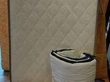 des cartons contenant des matelas et d'autres objets posés sur une table dans une pièce