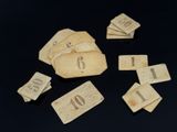 beaucoup d'étiquettes sur lesquelles figurent des chiffres