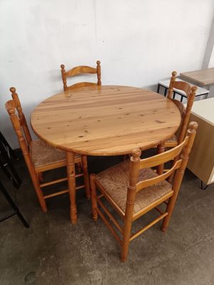 une table en bois et quatre chaises dans une pièce