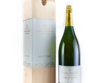 une bouteille de champagne à côté d'un coffret en bois