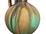 un vase vert et marron muni d'une anse, sur fond blanc