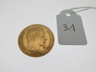 gros plan d'une pièce d'or portant une étiquette de prix