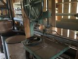 une machine placée au milieu d'une pièce