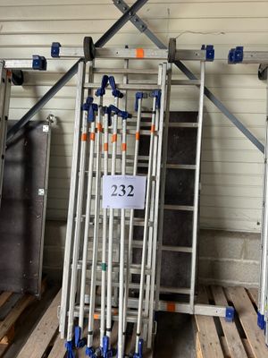 de nombreuses échelles empilées sur des palettes