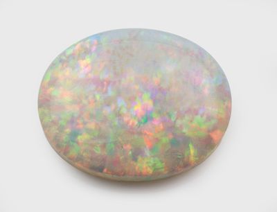une pierre d'oplite blanche posée sur une surface blanche