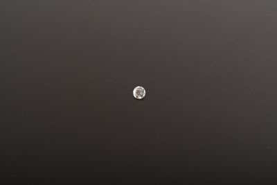 On aperçoit la lune dans le ciel sombre au-dessus de l'eau