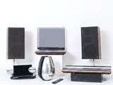 trois haut-parleurs et un ordinateur portable posés sur une table