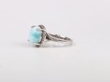 Gros plan sur une bague ornée d'une turquoise