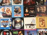tout un tas d'affiches de cinéma accrochées les unes à côté des autres sur le mur