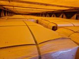 de nombreux rouleaux de papier emballés dans du plastique, posés par terre