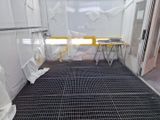 une photo d'une pièce en train d'être peinte en blanc