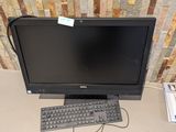 un écran d'ordinateur et un clavier posés sur un bureau