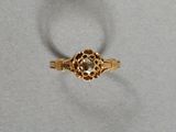 Gros plan sur une bague en or ornée d'un diamant