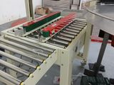 une photo d'une machine en fonctionnement sur un tapis roulant
