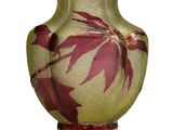 un vase orné d'un motif rouge et vert