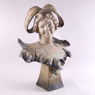statue d'une femme à tête de chèvre posée sur un socle