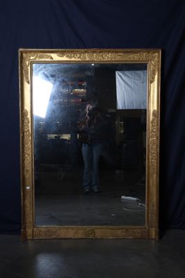 un homme se prenant en photo dans un miroir