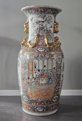 a vase that is sitting on a table in a room