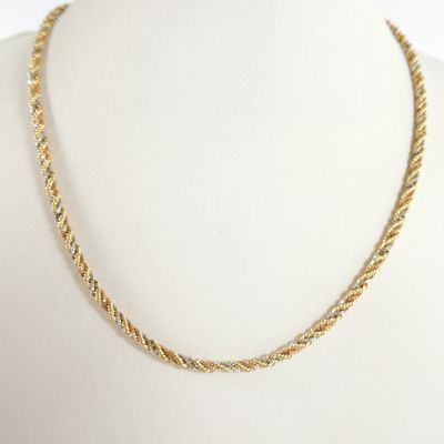 un collier de corde en or sur un mannequin mannequin mannequin mannequin mannequin mannequin mannequin mannequin mannequin mannequin