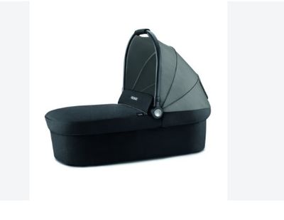 une poussette noire avec un siège noir et un fond blanc