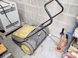 un diable posé à côté d'une pile de palettes